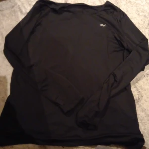 Träningströja - En svart teäningsteöjaa som är köpt från igorsport. Säljer då jag köote en ny.