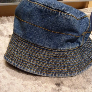 Fiskemössa - Barn fiskemössa i jeans material. Jätte fin o gullig