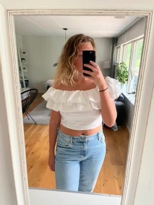 Vit blus med volang  - Gullig vit topp med volang från Gina Tricot! Aldrig använd. Lite mindre i storleken🤍