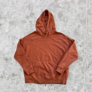 Orange Hoodie  - En luvtröja från märket FB Sister i storlek L. Lite nopprig annars i fint skick! Personen på bilden är 165 cm lång. För fler bilder eller mått kontakta mig :)