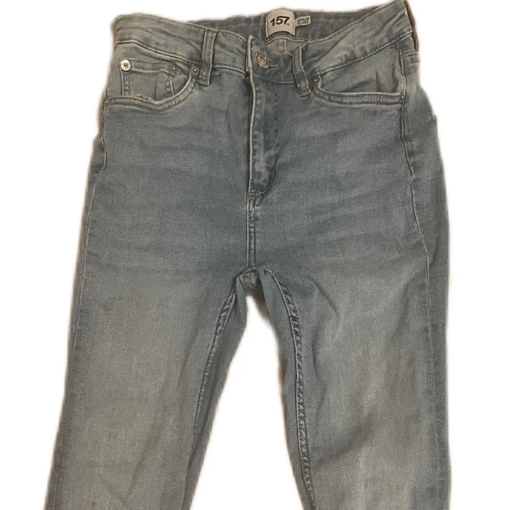 Utsvängda ljusblåa jeans ifrån lager 157. Det är modellen snake flare. Säljer jeansen då de är för små för mig. De är använda ett par fåtal gånger, de är i bra skick. Original priset är 300kr. Jeans & Byxor.