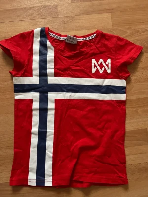 Marcus & Martinus T-shirt - En väldigt fin Marcus och Martinus t-shirt från deras original shop, den säljs inte längre och går inte att få tag på. Visar inga tecken på användning och är som ny. Tveka inte att höra av dig om du har frågor, pris går alltid att diskutera❤️