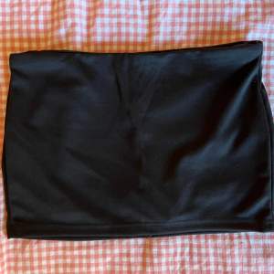 En snygg svart minikjol med shorts inuti! Nyskick och inga defekter. Köpt här på Plick men passade tyvärr inte:( 