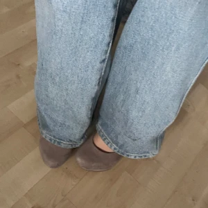 Beige klackar  - Beige klackar som inte används. Är lite slitna. 