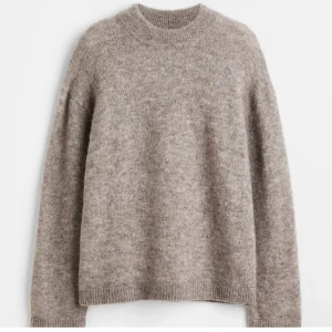 Stickad tröja  - Jätte fin beige/grå stickad tröja som passar perfekt nu när det är kallt 💕Köpt här på Plick men inte använd av mig eftersom den var förstor 💗