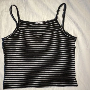 Randig vintage topp - Svart med vita ränder !! Vintage från england :) men jättefint skick !! Bara att fråga om man undrar något😊