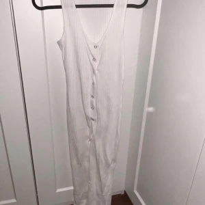 Vit sommarklänning från Nelly - Vit sommarklänning från Nelly knappt använd storlek S