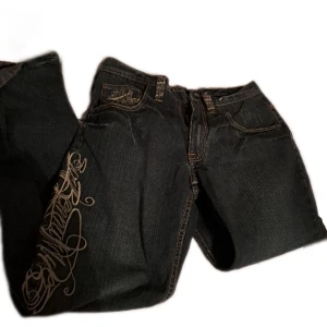 Baggy jeans med broderi - Pris är diskuterbart. Vid funderingar skicka gärna pm. ❤️ 😊