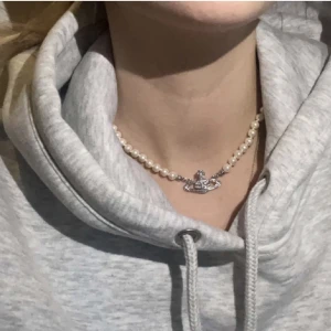 VIVIENNE WESTWOOD - Tjena, säljer en Vivienne Westwood pearl necklace. Nypris på halsbandet ligger på cirka 3000kr, jag säljer för 750kr. Har du några frågor så får du gärna ställa dom så svarar jag ASAP!
