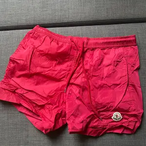 Moncler badshorts i storlek M. Nyskick i princip aldrig använda. Nypris 2099kr. Tags och kvitto från NK kan jag skicka bild på. 