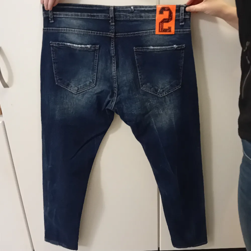 Riktig fett Dsquared2 jeans med strech. Storlek 52, har inte använt dom så mycket, 1500kr kan gå ner vid snabb affär, dom är 100% äkta, kan mötas upp i halmstad eller Helsingborg . Jeans & Byxor.