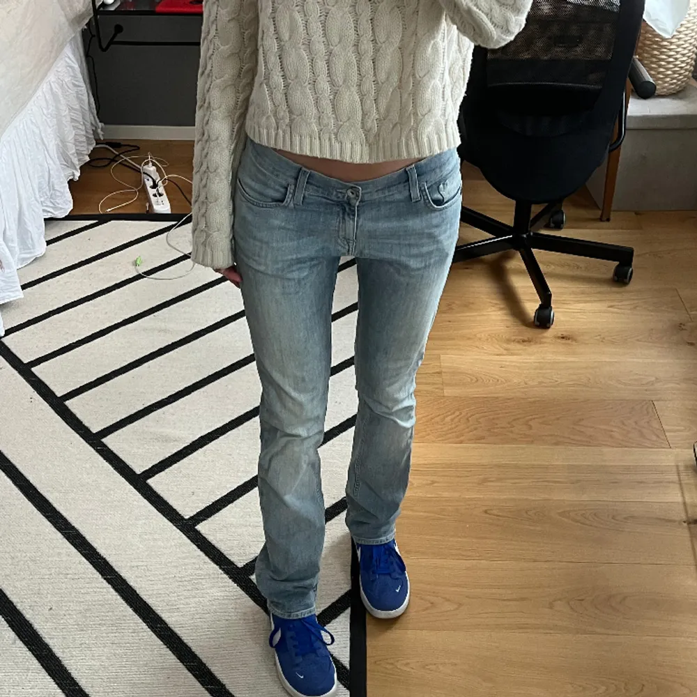 Väldigt väldigt snygga lågmidjade jeans från tiger of sweden!! strlk 31/32 men passar för mig som är S/XS!! knappt använda och i jättebra skick. Jeans & Byxor.