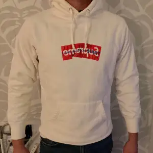 Säljer en vit Supreme hoodie från Comme de garcons kollektionen. Storleken är Large men den är lite liten i storleken, så passar nog om du brukar ha medium. Skick 6/10. 