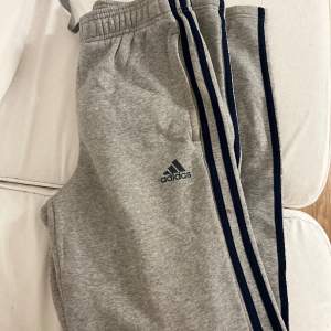 Adidas byxor med marinblå sträck, i storlek S