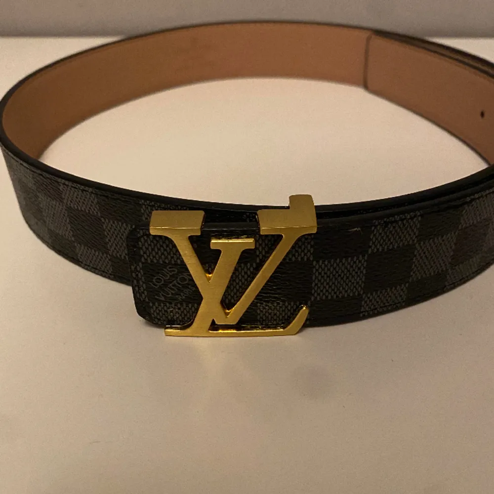[REP] Helt nytt LV bälte. Svart med guld logo. Storlek 110cm runt midjan. Övrigt.