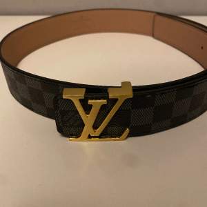 [REP] Helt nytt LV bälte. Svart med guld logo. Storlek 110cm runt midjan