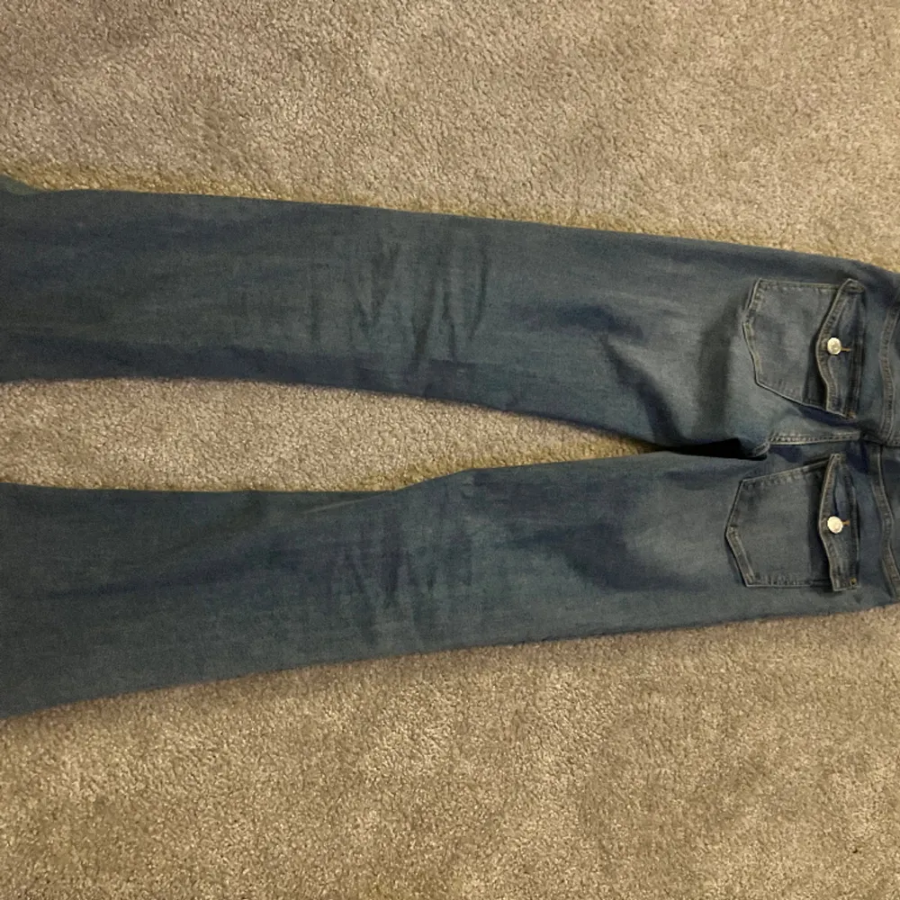 Jag säljer mina jeans då det tyvärr blivit försmå. Superbra Skick och används ungefär 3 gånger💗. Jeans & Byxor.