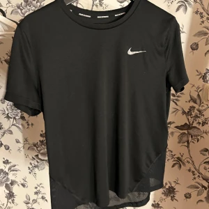 Tränings T-shirt  - Tränings t-shirt från nike. Säljer då den inte kommer till användning längre. Super bra skick och väldigt luftig t-shirt till träning 