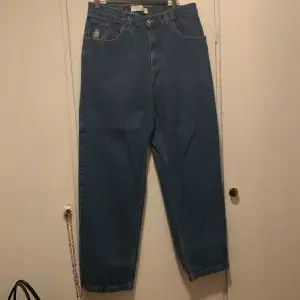 Dem blåa denim 93 byxorna säljer jag för 700kr (använt en gång)   Dem svarta Sweet Sktbs för 350kr   Den vita hoodien för 80kr    Pris kan diskuteras.