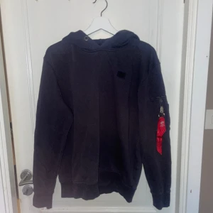 alhpa intustris hoodie - säljer denna åt min pojkvän, ganska sliten.
