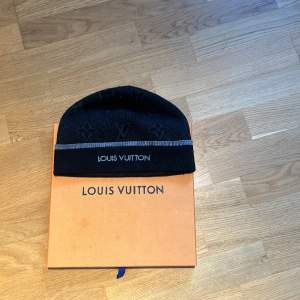 Säljer Louis Vuitton mössa Skick 9,5/10 Pris 2200kr Färg svart    E-Kvitto och box medföljer med alla tillbehör 