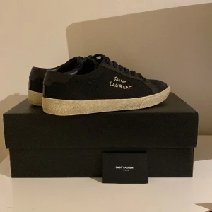 Saint Laurent skor - Säljer mina Saint Laurent skor Storlek 40-40,5. Har 41or vanligtvis och dessa passar bra. Allt OG, dom är sparsamt använda och i riktigt bra skick, 9/10. Säljer för 3000kr Skicka pm för frågor eller fler bilder