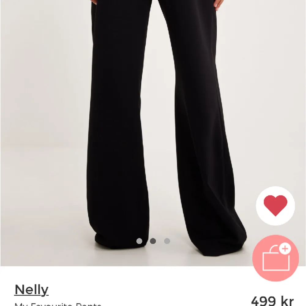 Säljer dessa snygga lågmidjade kostymbyxor från Nelly i storlek M då dom tyvärr var lite för långa för mig. Dom är aldrig använda endast provade med prislapp på.. Jeans & Byxor.