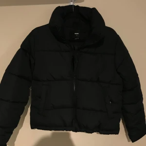 Svart puffjacka från bikbok - Svart puffjacka från bikbok i väldigt bra skick då den endast är använd 1 gång. 