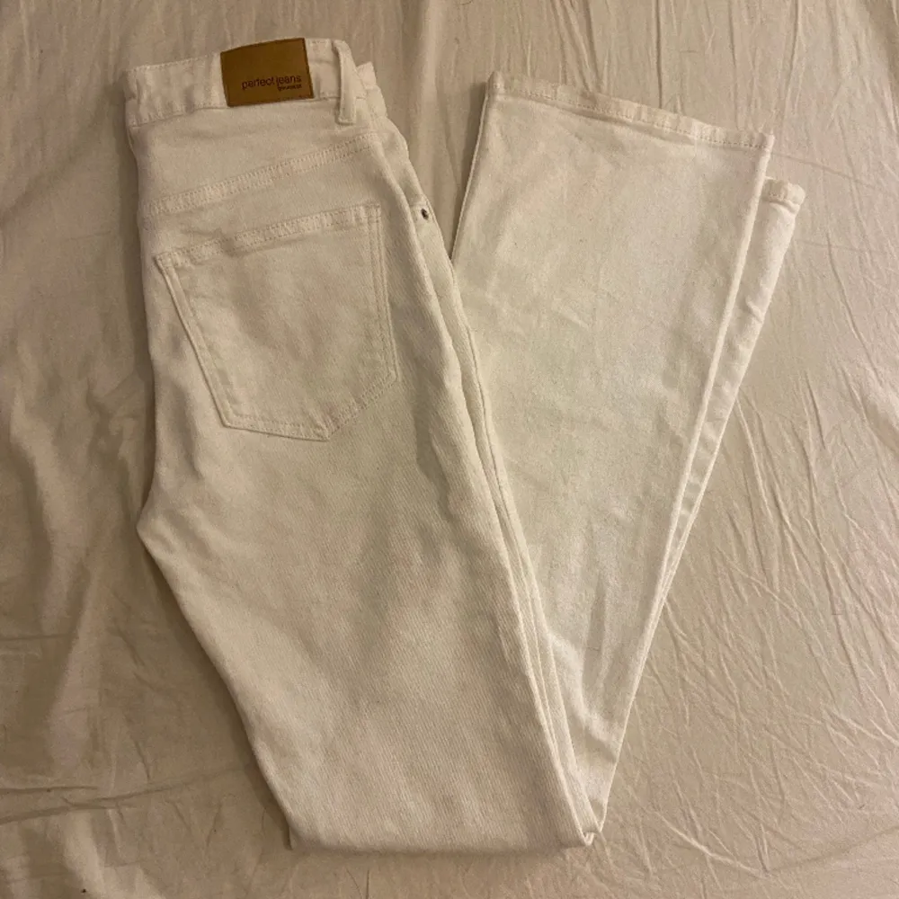 Säljer ett par jättefina vita jeans som är i ny skick men som är på tok för små. Köpta för 499kr och är i nyskick . Jeans & Byxor.