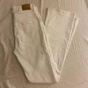 Säljer ett par jättefina vita jeans som är i ny skick men som är på tok för små. Köpta för 499kr och är i nyskick 