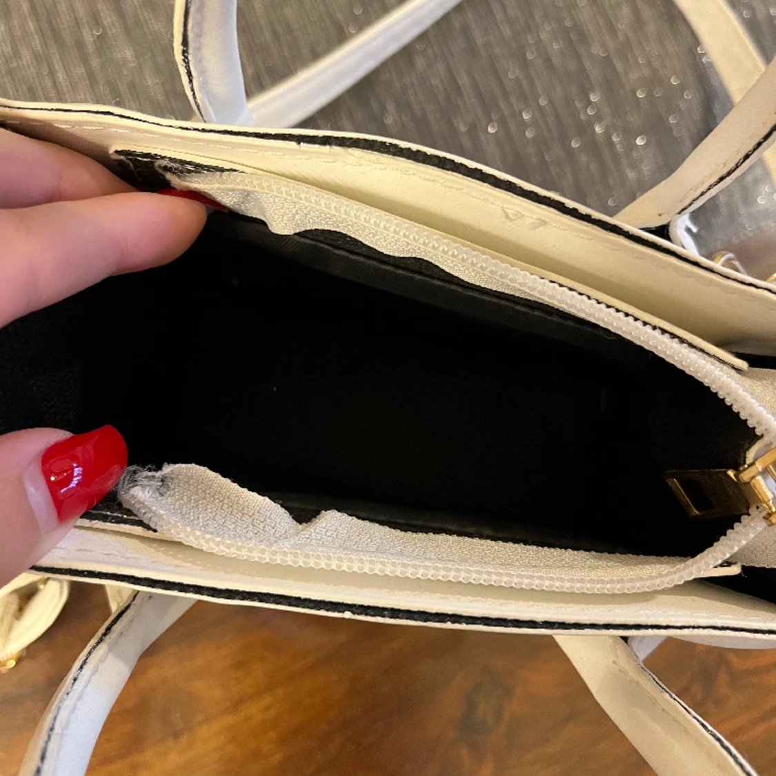 En vit liten väska  - 90