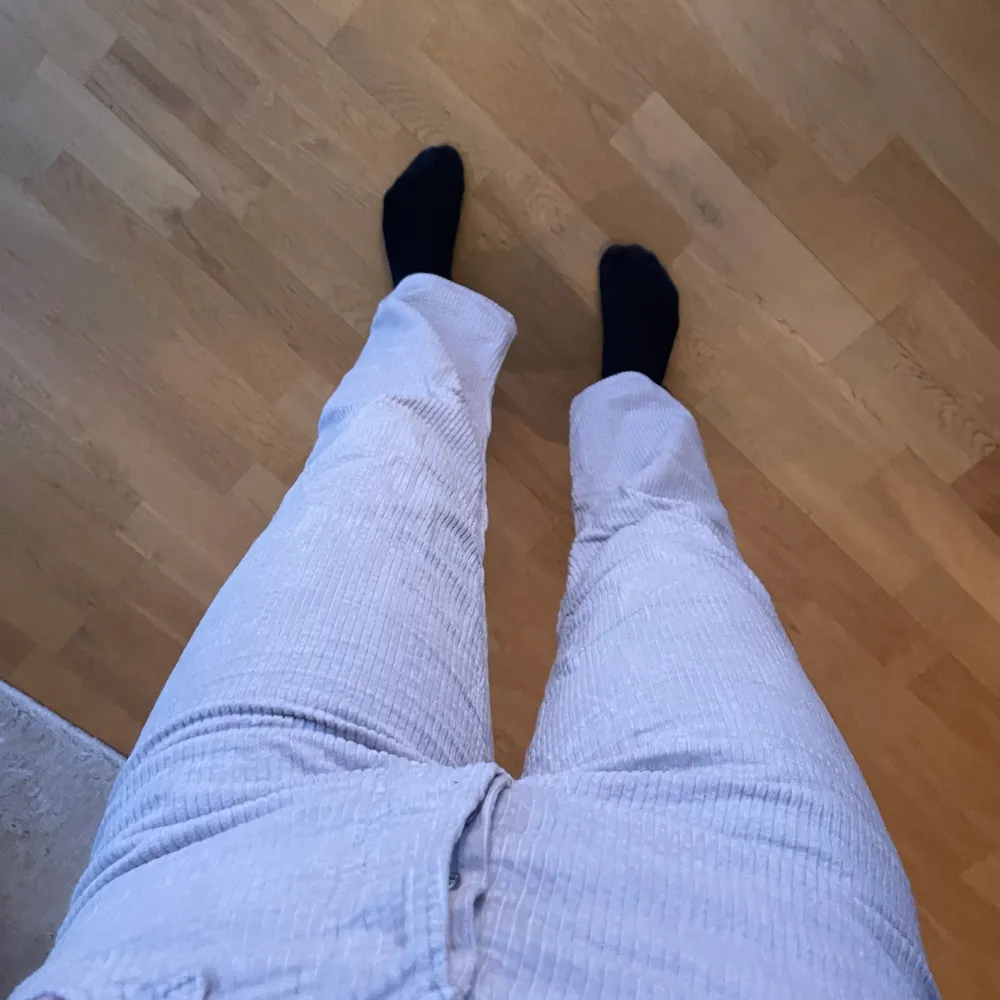 Säljer mina såå snygga Manchester jeans från Levis! Modellen är ribcage straight ancle, storlek 24. Jag har sytt in jeansen i midjan, och de passar mig perfekt som är 160 lång!🙏🏼. Jeans & Byxor.
