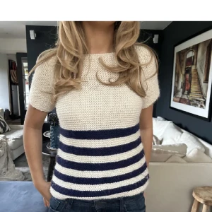 Storlek s - Jätte fin stickad tröja i storlek s, den är köpt här på plick och bilderna är ifrån hon jag köpte den av