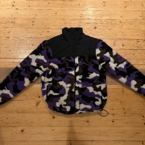 Camo Fleece jacka - En äldre camo fleece, den har spännband vid midjan så den går att croppa en del