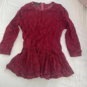 Vinröd topp - Spetsdetaljer, vinröd