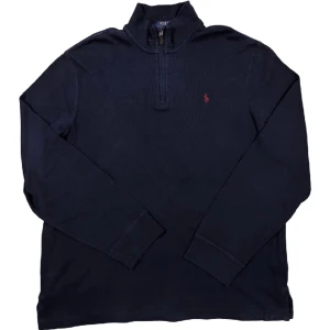 Ralph Lauren Half-Zip Tröja - Marinblå halfzip tröja från Ralph Lauren, bra skick! Storlek L, ställ gärna frågor!😊