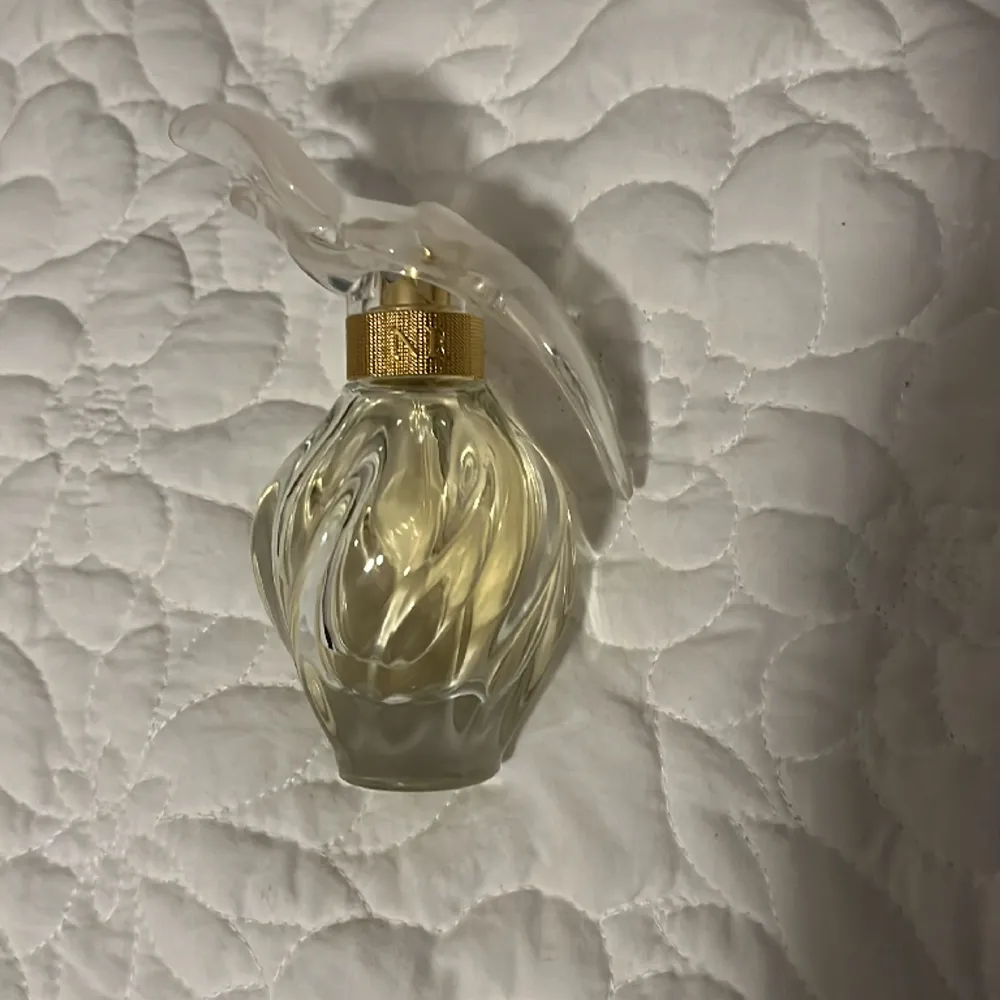 L'Air du Temps perfym 50ml kostade 1119kr men gillade inte lukten. Nästan helt oanvändt och har en jätte stark lukt som håller länge.❤️ pris kan diskuteras. Accessoarer.