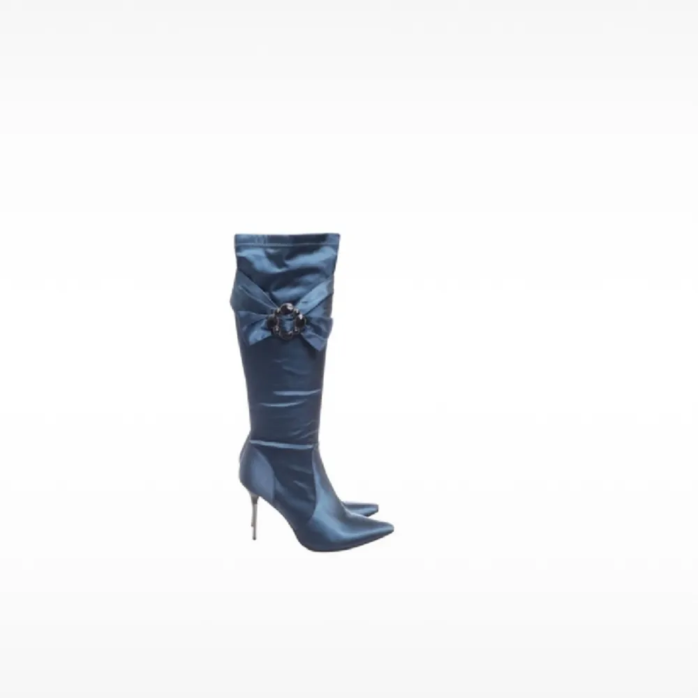 Stig fram med stil i dessa fantastiska blåa boots – en unik pärla som inte bara fångar ögat utan även erbjuder en dos av 90-2000-talets nostalgiska. Utmärkt skick och redo att lyfta din outfit till nya höjder!   Kan mötas upp i Stockholm 🎀💜 . Skor.