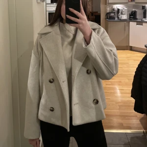 Kort kappa - Säljer min korta kappa då den ej kommer till användning. Använd fåtal gånger men är i nyskick.💕