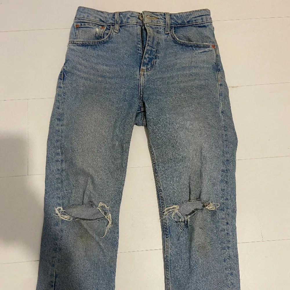 säljer ett par jeans som är för små för mig ifrån h&m, skulle gissa på strl 32. Jeans & Byxor.
