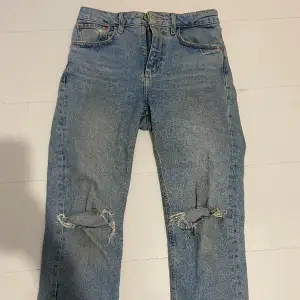 säljer ett par jeans som är för små för mig ifrån h&m, skulle gissa på strl 32