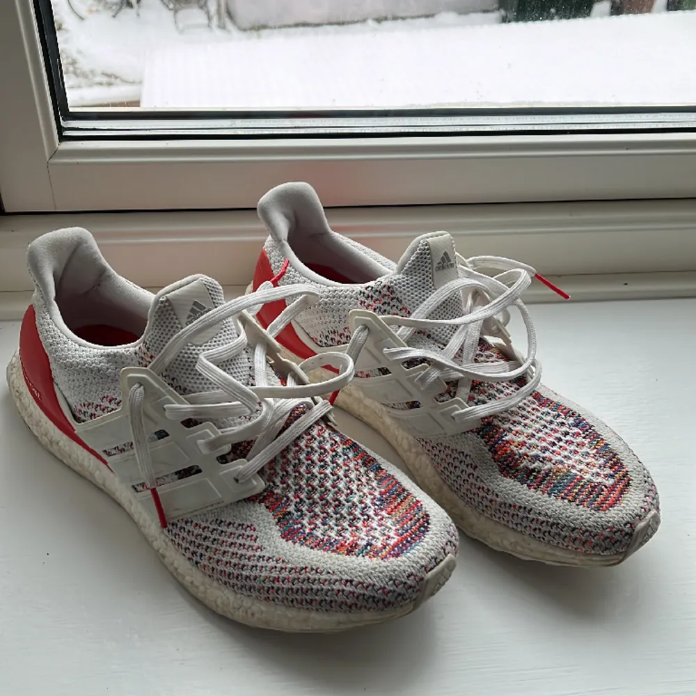 Säljer ett par ultra boost i strl. US11/ EU 451/3.  Använda en del men fortfarande hyggligt skick. Boost-sulan är fortfarande fjädrande. . Skor.