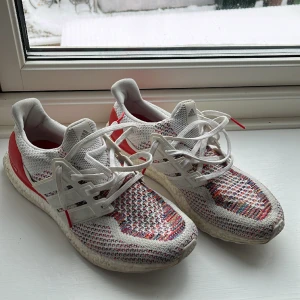 Adidas ultra boost - Säljer ett par ultra boost i strl. US11/ EU 451/3.  Använda en del men fortfarande hyggligt skick. Boost-sulan är fortfarande fjädrande. 