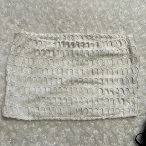 Vit tubtopp - Endast använd en eller ett par gånger, till synes helt i nyskick. Jag brukar känna mig lite obekväm i tubtoppar för att dom åker ner osv men denna upplevde jag inte det med! Tror det är tack vare dragkedjan samt silikonranden över bysten. Ej genomskinlig!