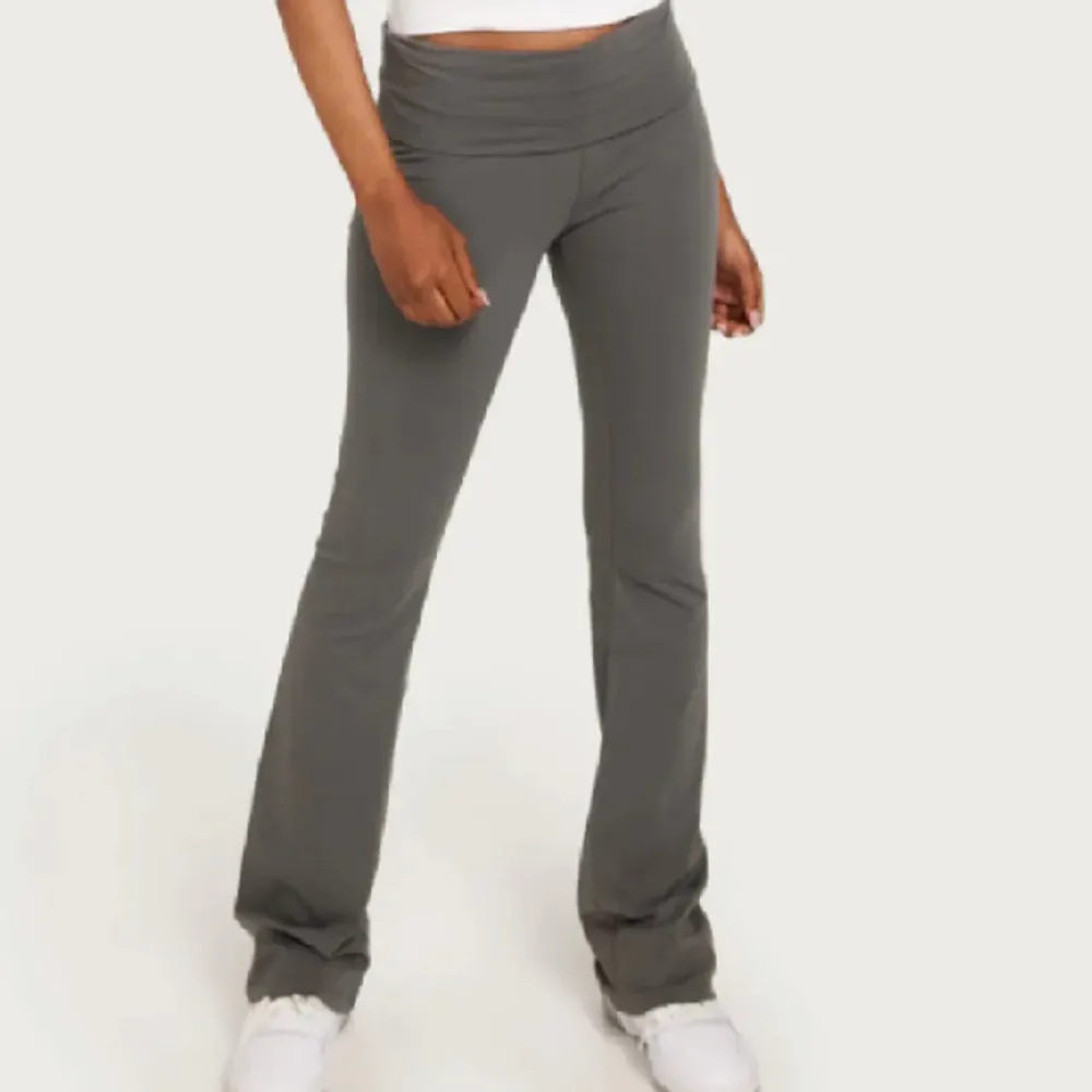 Yogapants från Nelly mörkgrå?? 💗 Inte använda mycket alls inga defekter. Jeans & Byxor.