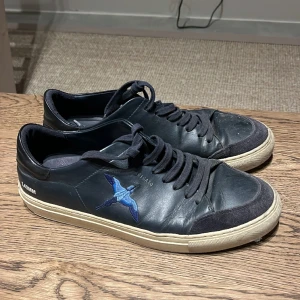 Arigato, blåa, storlek 43  - Inte använda så mycket. Är i bra skick . Köpta för 2000 kr 