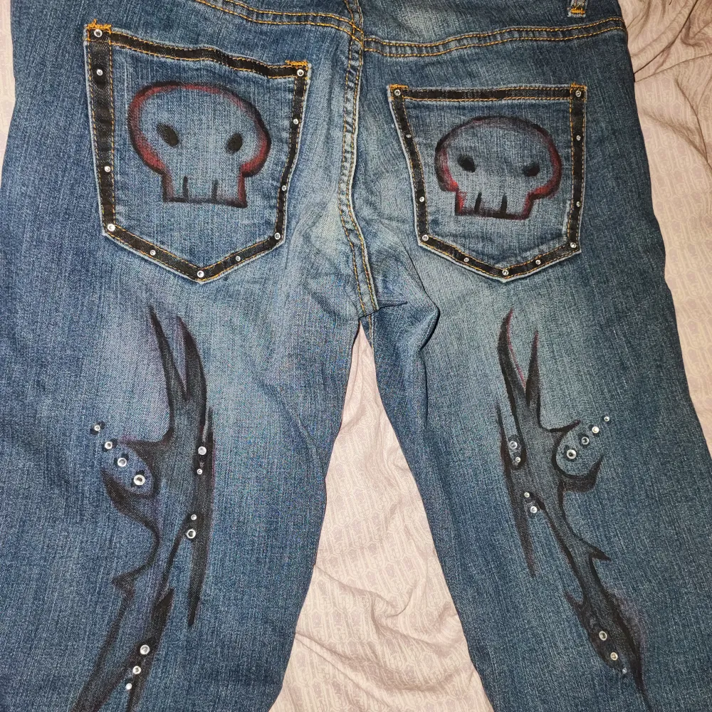 Detta är ett par jeans som jag köpte second hand för ett långt tag sen😼 ⚠️målade mönstren med svart akrylfärg så var försiktig när du ska tvätta!! ⚠️ Annars helt coola jeans som passar mig perfekt som är 163 cm lång och har storleken S❤️. Jeans & Byxor.