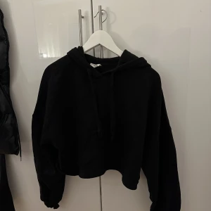 Croppad hoodie - Använd ett fåtal gånger, tjock kvalitet🤍