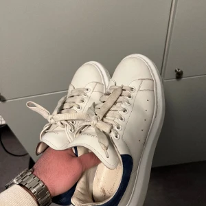 Alexander mcqueen - Mcqueen dojjor med blå mocka där bak. Sjukt fina dojjor i storlek 43 (passar 42-43) som använts några månader. Heeldrag och flaws visas på bilderna, cond 7/10. Låda, kvitto mm finns 🙌. De har enormt mycket kvar att ge. Rrp, 5799 SEK. Bud från 999 SEK. PM