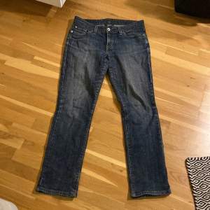 Säljer mina ursnygga jeans från Levis i modellen ”mid rise straight” 552. Jeansen har ett hål och är lite slitna längst upp vid låren, men det är inget som märks när man har på dem. 